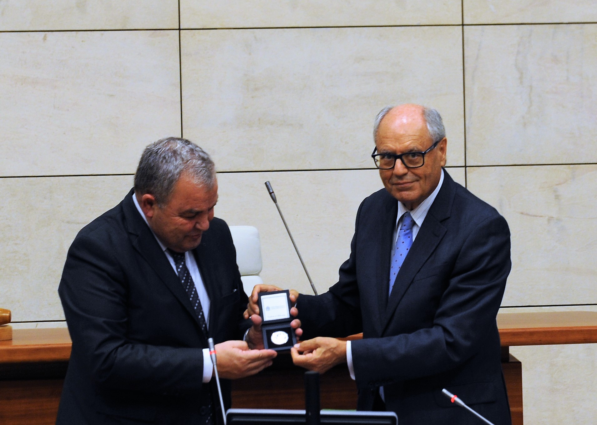 Presentation of coin commemorating the 100th anniversary of the Self-Government Constitution Presentation of coin commemorating the 100th anniversary of the Self-Government Constitution