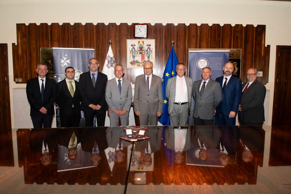 Governor Professor Edward Scicluna with Dr Noel Camilleri, President of the Għaqda Każini tal-Banda, members of the Association and staff of the Central Bank of Malta Governor Professor Edward Scicluna with Dr Noel Camilleri, President of the Għaqda Każini tal-Banda, members of the Association and staff of the Central Bank of Malta
