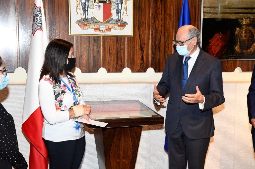 Il-Gvernatur, il-Professur Scicluna, jippreżenta donazzjoni ta' &euro;500 lis-Sinjura Yvonne Mallia, Direttriċi tal-Fondazzjoni Sebħ