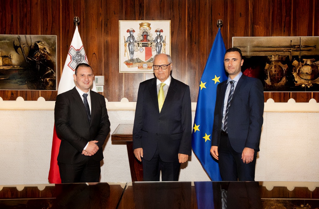 Mix-xellug: Chief Relations Officer tal-Hospice Malta, Mr Andrew Zammit, il-Gvernatur, il-Professur Edward Scicluna, u l-President tal-Klabb Soċjali tal-Bank Ċentrali, Mr Antoine Scicluna Mix-xellug: Chief Relations Officer tal-Hospice Malta, Mr Andrew Zammit, il-Gvernatur, il-Professur Edward Scicluna, u l-President tal-Klabb Soċjali tal-Bank Ċentrali, Mr Antoine Scicluna