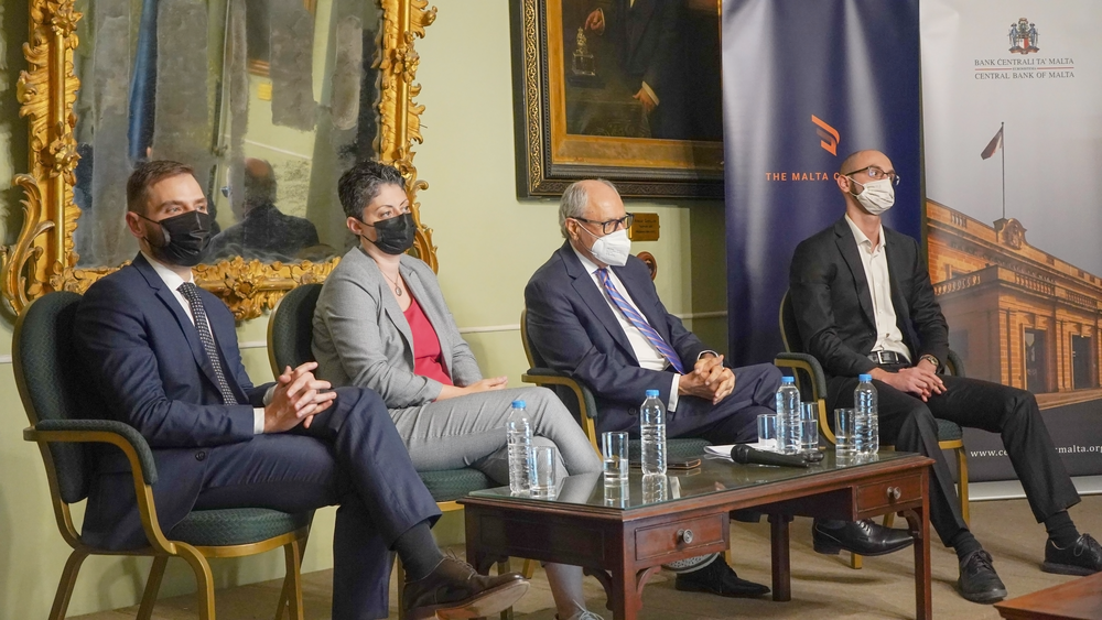 Mix-xellug għal-lemin: Mr Christopher Dembik, Direttur u ekonomista ta’ SAXO Bank, Ms Marisa Xuereb, President, il-Kamra tal-Kummerċ, il-Professur Edward Scicluna, il-Gvernatur, Bank Ċentrali ta’ Malta u Mr Jude Darmanin, Senior Economist, Economics Department, Bank Ċentrali ta’ Malta Mix-xellug għal-lemin: Mr Christopher Dembik, Direttur u ekonomista ta’ SAXO Bank, Ms Marisa Xuereb, President, il-Kamra tal-Kummerċ, il-Professur Edward Scicluna, il-Gvernatur, Bank Ċentrali ta’ Malta u Mr Jude Darmanin, Senior Economist, Economics Department, Bank Ċentrali ta’ Malta