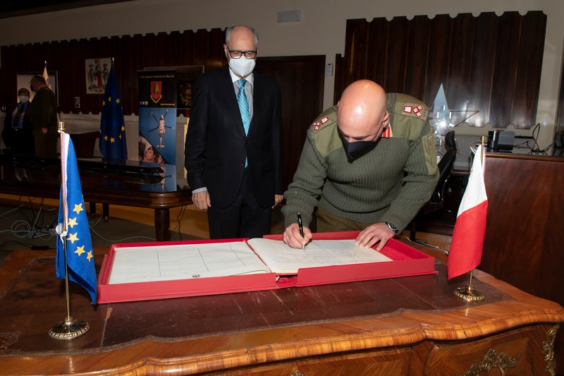 Mix-Xellug: Il-Gvernatur, il-Professur Edward Scicluna, u l-Brigadier Jeffrey Curmi Mix-Xellug: Il-Gvernatur, il-Professur Edward Scicluna, u l-Brigadier Jeffrey Curmi