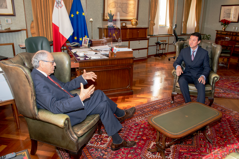 Il-Gvernatur tal-Bank Ċentrali ta’ Malta, il-Professur Edward Scicluna, u l-Ambaxxatur taċ-Ċina għal Malta, l-E.T. Yu Dunhai Il-Gvernatur tal-Bank Ċentrali ta’ Malta, il-Professur Edward Scicluna, u l-Ambaxxatur taċ-Ċina għal Malta, l-E.T. Yu Dunhai