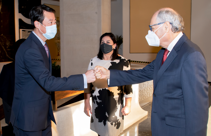 L-Ambaxxatur taċ-Ċina għal Malta, l-E.T. Yu Dunhai, Ms Desirée Georgakopoulos, Assistenta Personali tal-Gvernatur, u l-Gvernatur tal-Bank Ċentrali ta’ Malta, il-Professur Edward Scicluna L-Ambaxxatur taċ-Ċina għal Malta, l-E.T. Yu Dunhai, Ms Desirée Georgakopoulos, Assistenta Personali tal-Gvernatur, u l-Gvernatur tal-Bank Ċentrali ta’ Malta, il-Professur Edward Scicluna