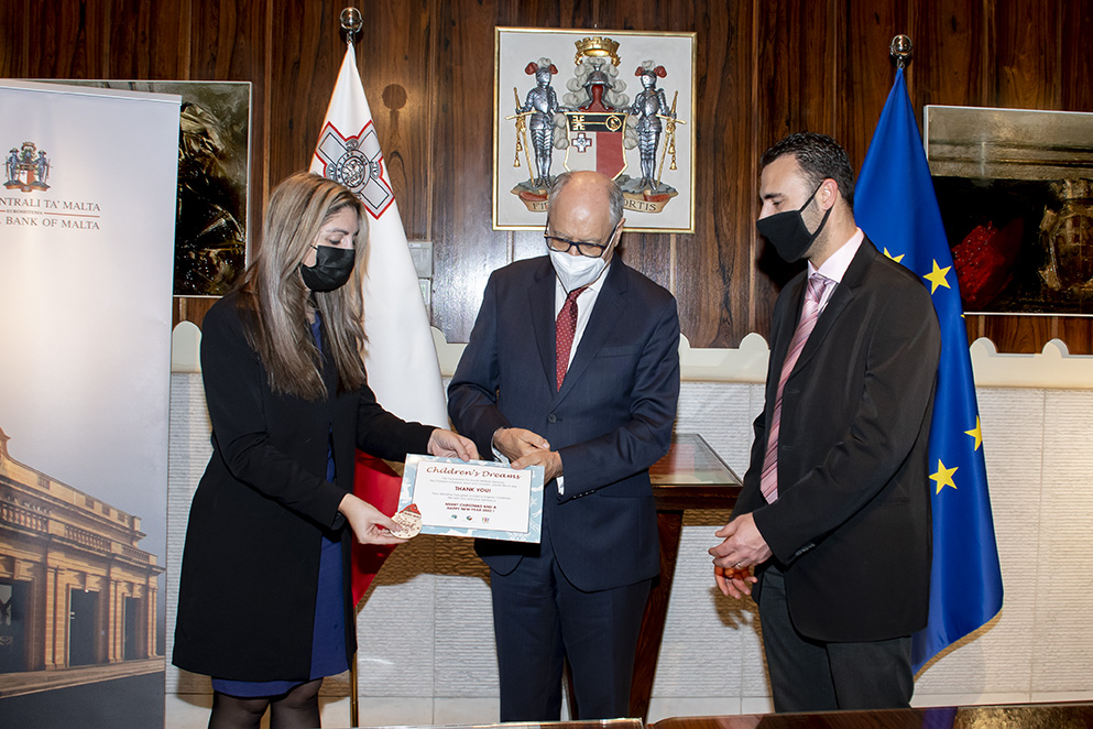 Ms Remenda Grech, Direttur għall-Kura Alternattiva (Tfal u Żgħażagħ) - Aġenzija Appoġġ, il-Gvernatur, il-Professur Edward Scicluna, u l-President tal-Klabb Soċjali tal-Bank Ċentrali, Mr Antoine Scicluna Ms Remenda Grech, Direttur għall-Kura Alternattiva (Tfal u Żgħażagħ) - Aġenzija Appoġġ, il-Gvernatur, il-Professur Edward Scicluna, u l-President tal-Klabb Soċjali tal-Bank Ċentrali, Mr Antoine Scicluna