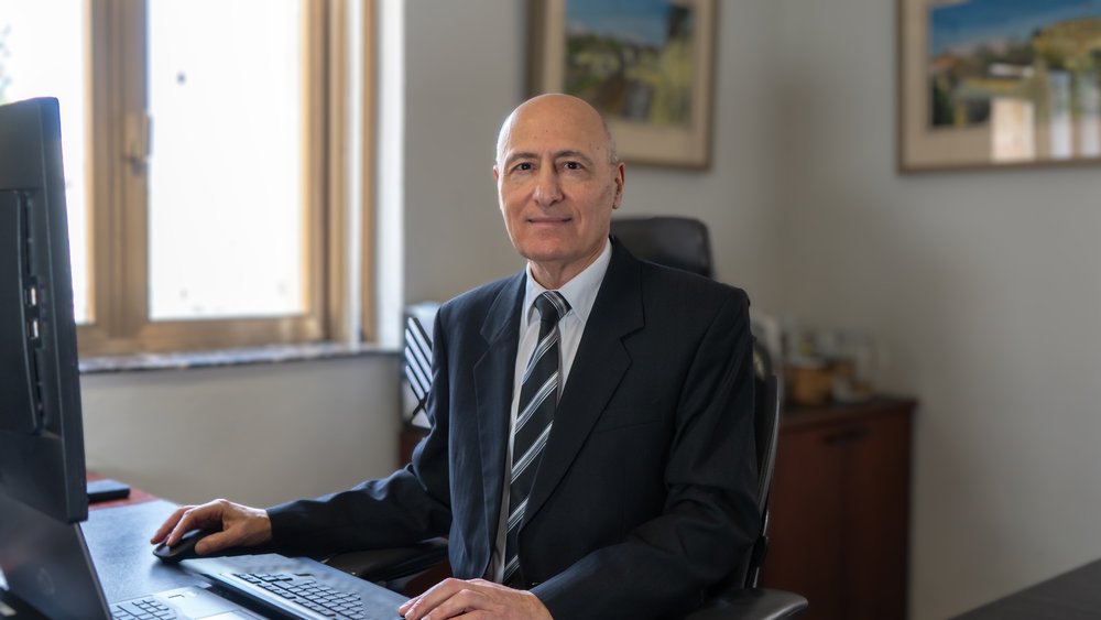 Mr Oliver Bonello, Deputat Gvernatur