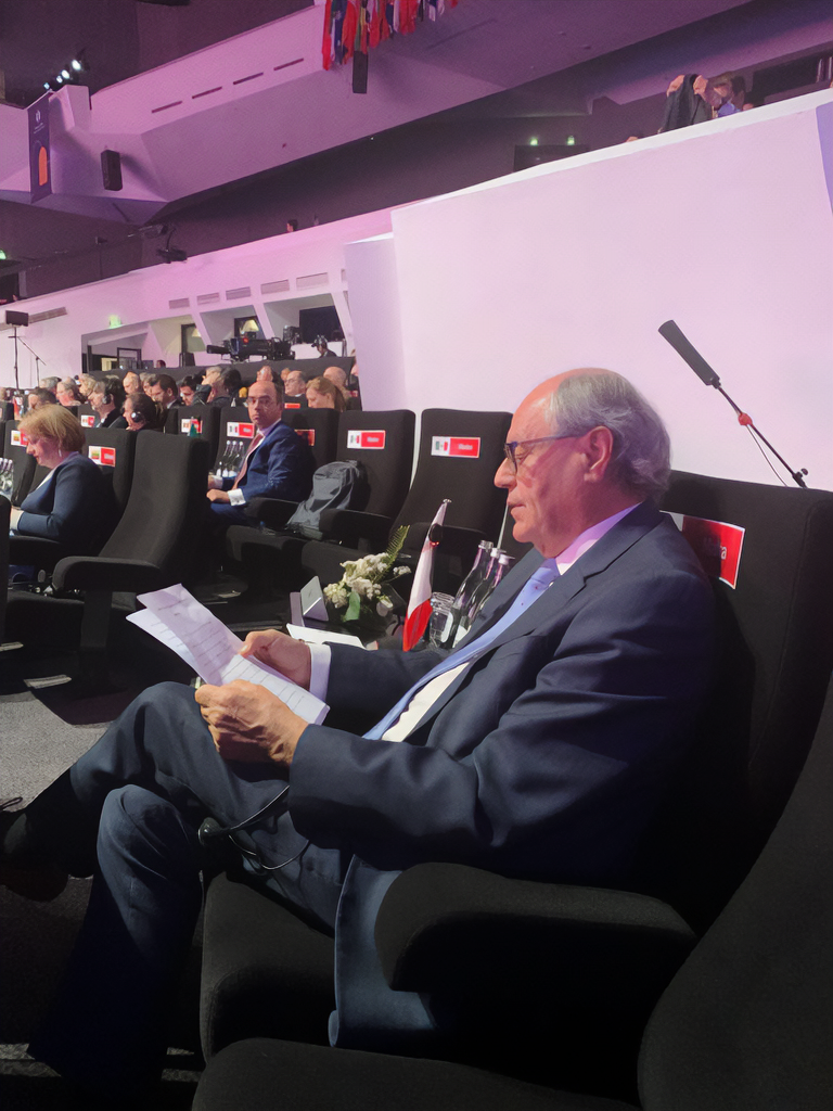 Il-Gvernatur tal-Bank Ċentrali ta' Malta, il-Professur Edward Scicluna, indirizza s-sessjoni plenarja