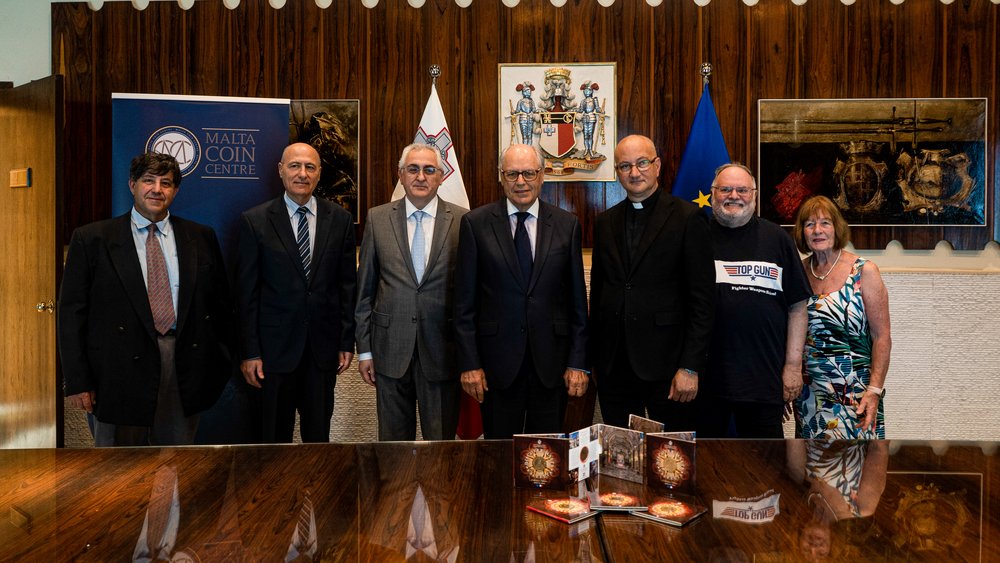 Il‑Gvernatur tal‑Bank Ċentrali ta&rsquo; Malta, il‑Professur Edward Scicluna, ippreżenta din id‑donazzjoni lil Fr Martin Micallef, id-Direttur tad‑Dar tal‑Providenza, waqt ċerimonja li saret fil‑Bank fl‑24 ta' Mejju 2022