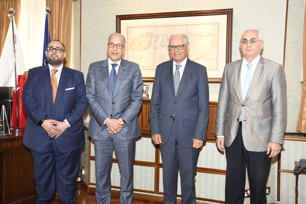 Preżenti wkoll għal-laqgħa kien hemm Mr Mustafa El Manea, il-Konsulent tal-Gvernatur Libjan, u d-Deputat Gvernatur tal-Bank Ċentrali ta' Malta, Mr Alexander Demarco. Preżenti wkoll għal-laqgħa kien hemm Mr Mustafa El Manea, il-Konsulent tal-Gvernatur Libjan, u d-Deputat Gvernatur tal-Bank Ċentrali ta' Malta, Mr Alexander Demarco.