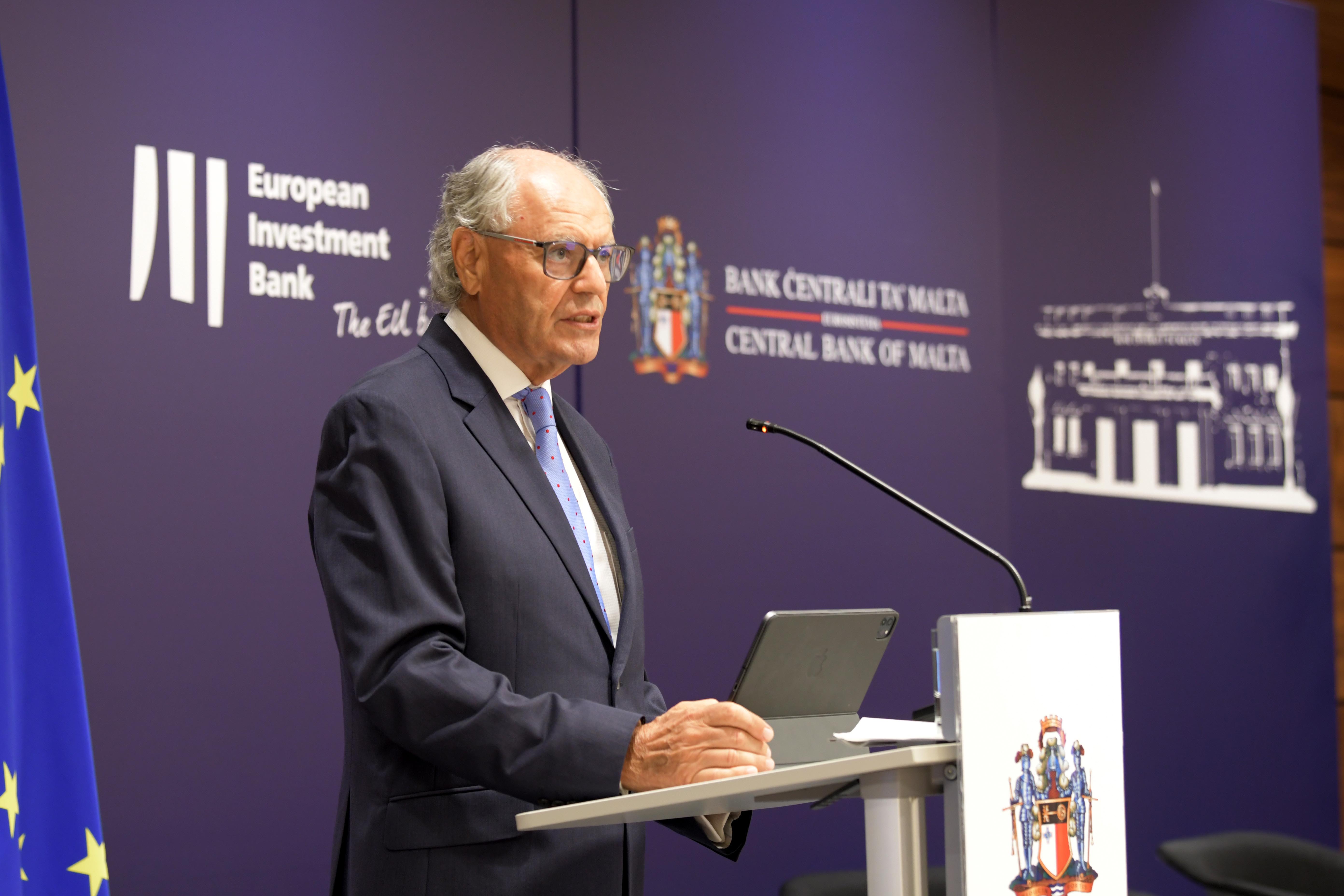 Il-Gvernatur tal-Bank, il-Professur Edward Scicluna Il-Gvernatur tal-Bank, il-Professur Edward Scicluna