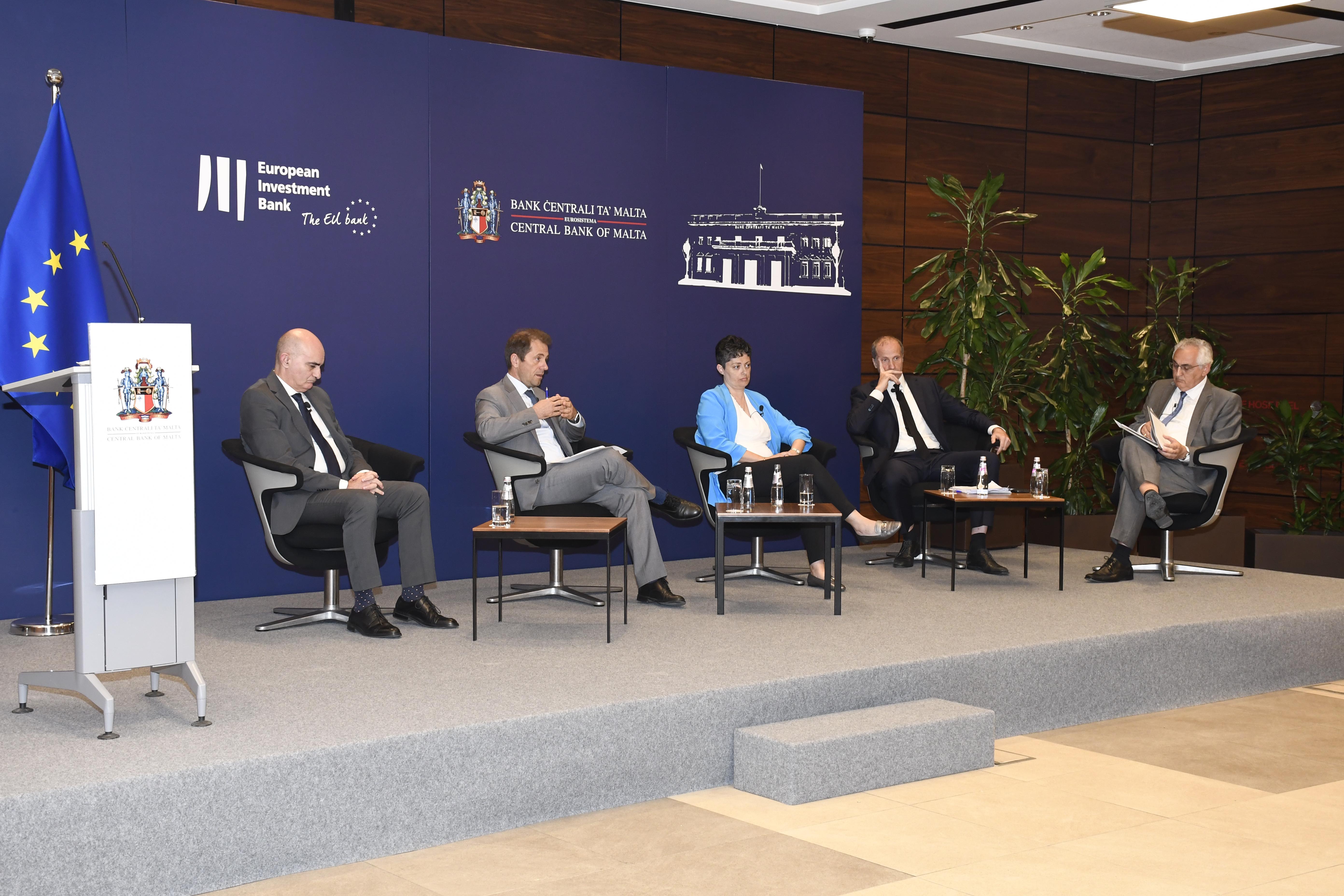 Id-Deputat Gvernatur tal-Bank, Alexander Demarco ppresieda diskussjoni tal-panel Id-Deputat Gvernatur tal-Bank, Alexander Demarco ppresieda diskussjoni tal-panel