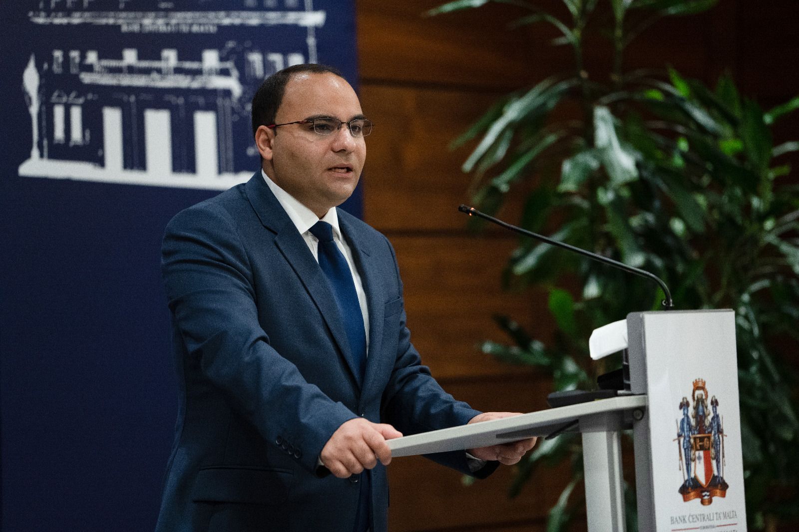 Il-Ministru għall-Finanzi u l-Impjiegi, l-Onorevoli Clyde Caruana 