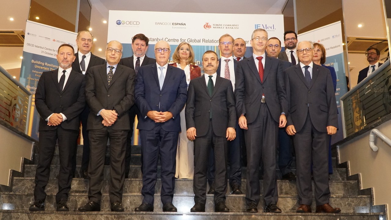Il-Gvernatur Edward Scicluna flimkien ma’ parteċipanti oħra waqt il-Konferenza Annwali tal-Banek Ċentrali Mediterranji. Il-Gvernatur Edward Scicluna flimkien ma’ parteċipanti oħra waqt il-Konferenza Annwali tal-Banek Ċentrali Mediterranji.