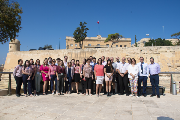 F'attivit&agrave; partikolari, l-impjegati tal-Bank kienu mħeġġa jilbsu l-kulur roża