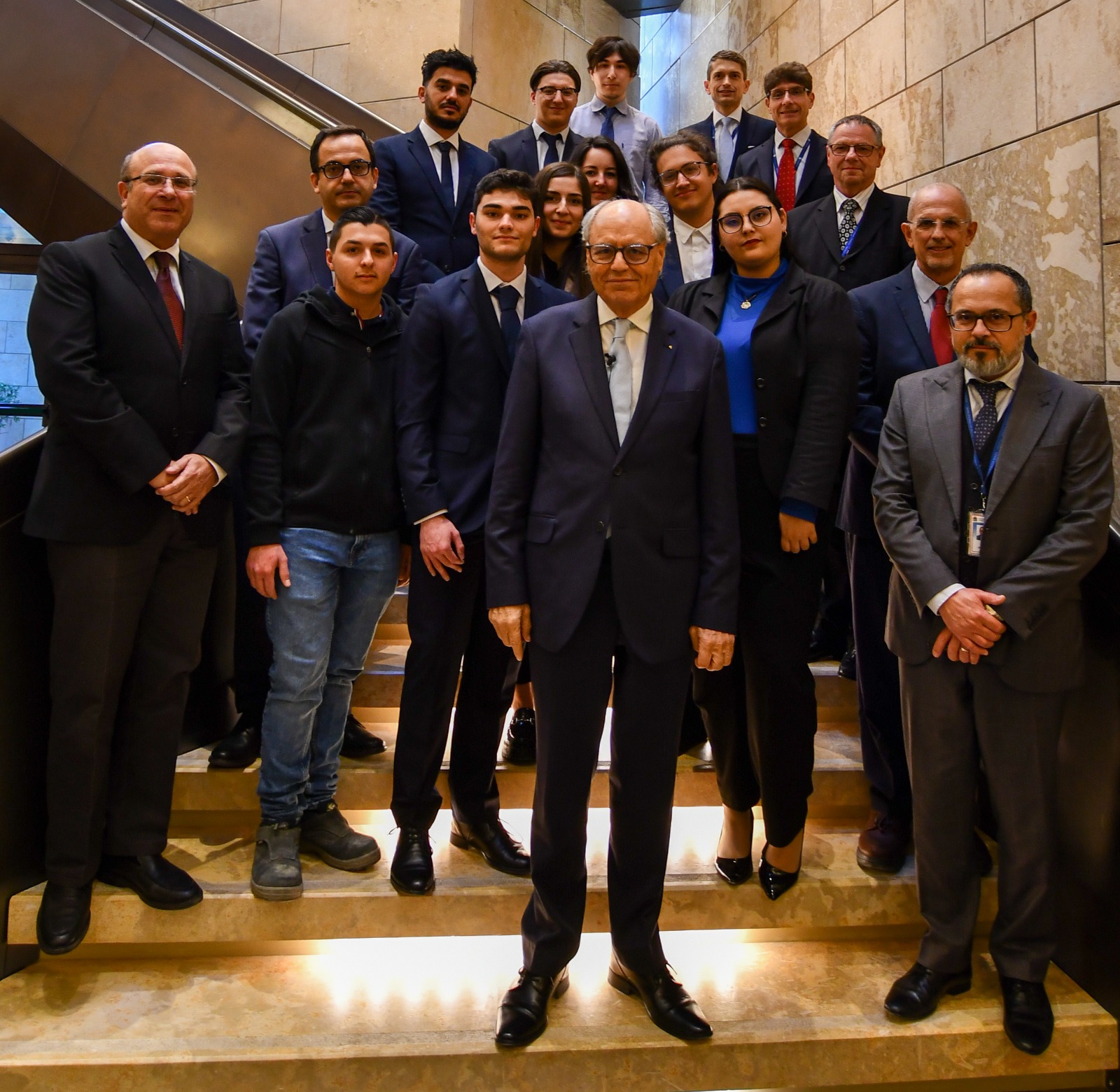 Interns tal-Bank li kisbu kwalifika akkademika flimkien mal-Gvernatur u ċ-Chief Officers rispettivi