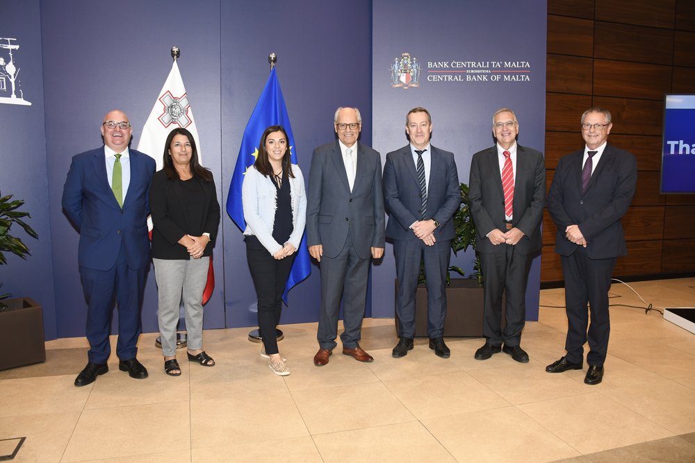 Il-Gvernatur, il-Professur Edward Scicluna, flimkien ma' uffiċjali mill-BĊE u impjegati mill-Banking Operations Division fil-Bank Ċentrali ta' Malta