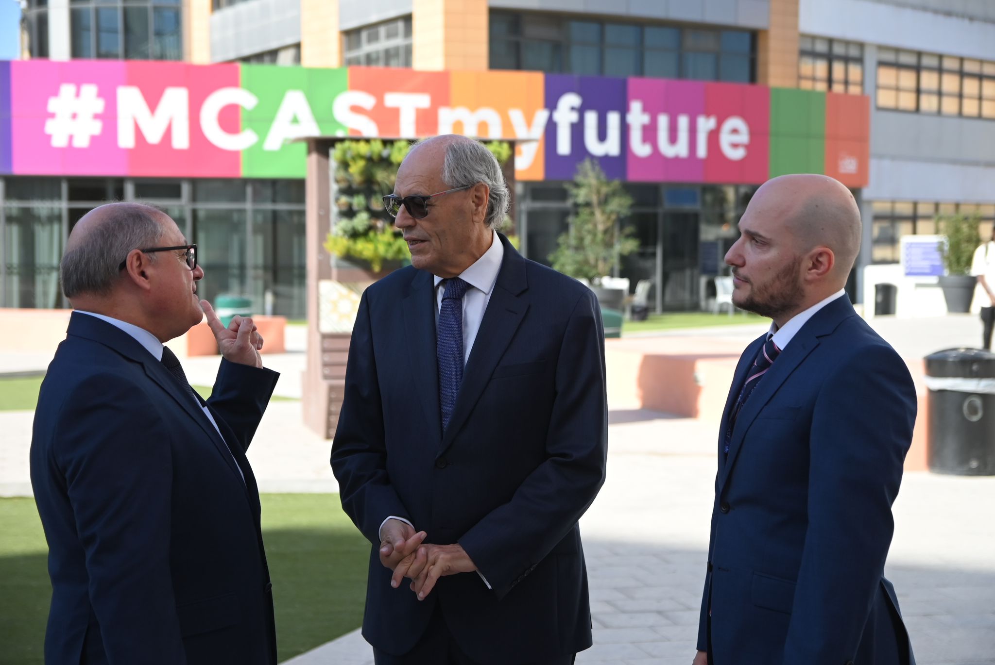 Il‑Gvernatur tal‑Bank Ċentrali ta’ Malta, il‑Professur Edward Scicluna, flimkien mal-Prinċipal u l-Uffiċjal Kap Eżekuttiv tal-MCAST, il-Professur Joachim James Calleja, u Mr Andre Galea, Direttur tal-Institute of Business Management & Commerce Il‑Gvernatur tal‑Bank Ċentrali ta’ Malta, il‑Professur Edward Scicluna, flimkien mal-Prinċipal u l-Uffiċjal Kap Eżekuttiv tal-MCAST, il-Professur Joachim James Calleja, u Mr Andre Galea, Direttur tal-Institute of Business Management & Commerce