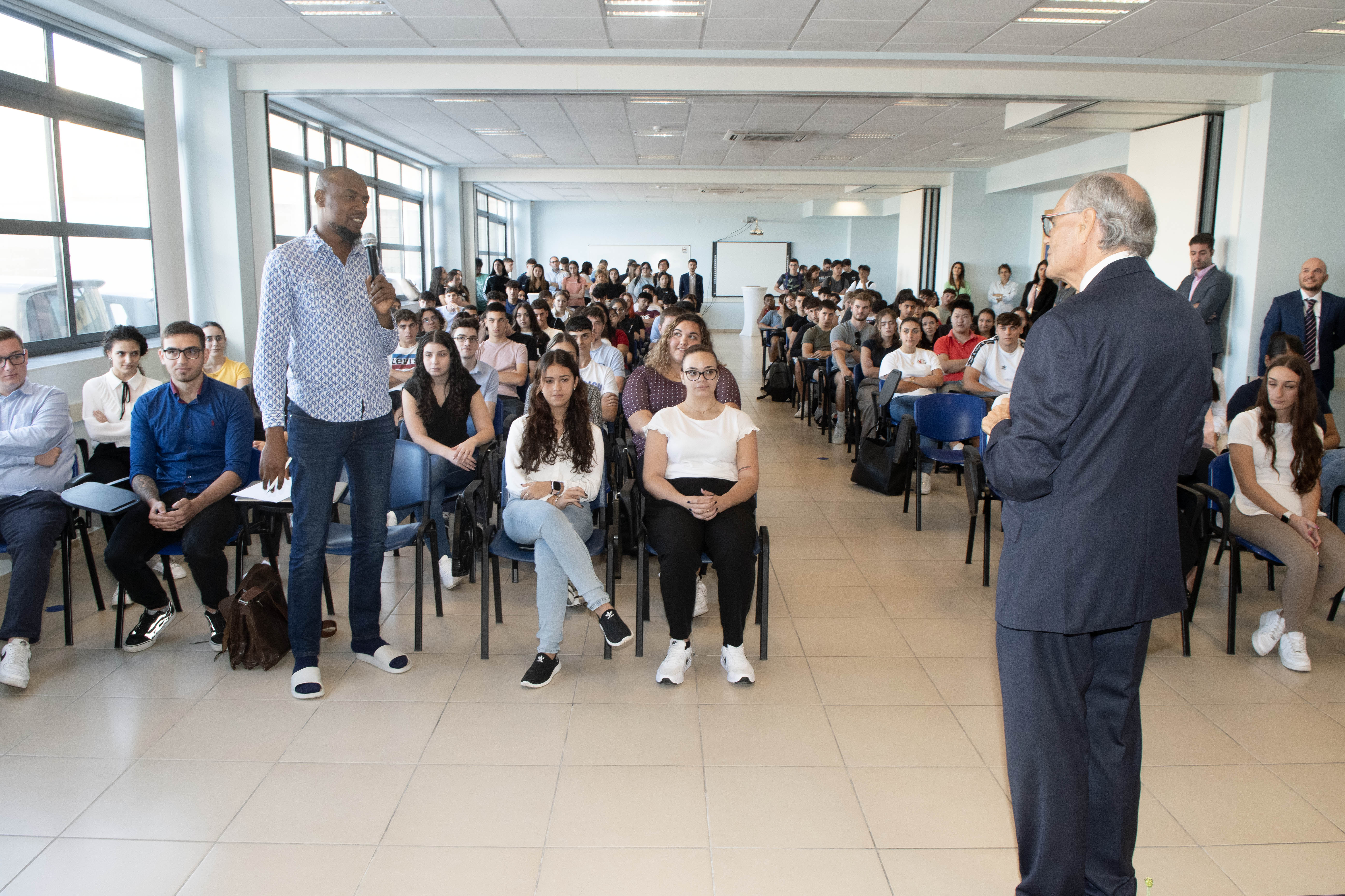 Il-Gvernatur, il-Professur Edward Scicluna, jindirizza lill-istudenti fl-MCAST Il-Gvernatur, il-Professur Edward Scicluna, jindirizza lill-istudenti fl-MCAST