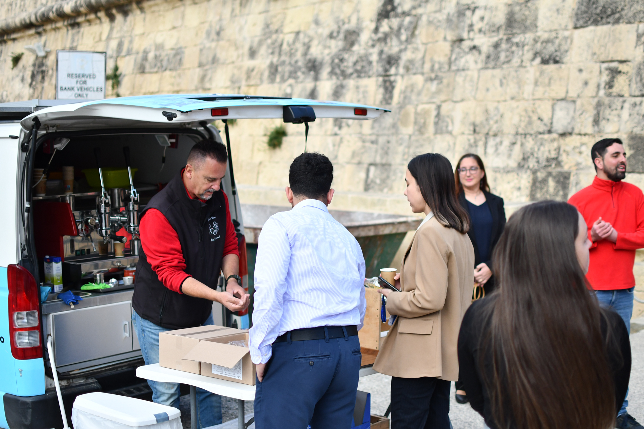 Impjegati tal-Bank ikkontribwew għal din il-kawża nobbli billi xtraw kafè u prodotti oħra mill-Coffee Van Impjegati tal-Bank ikkontribwew għal din il-kawża nobbli billi xtraw kafè u prodotti oħra mill-Coffee Van