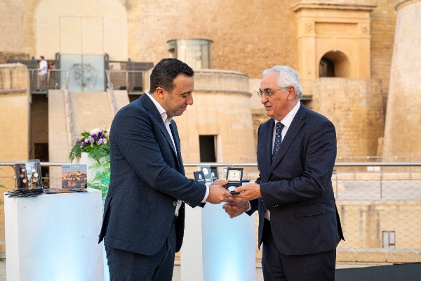 L-Onorevoli Ministru Clint Camilleri mal-Aġent Gvernatur Mr Alexander Demarco