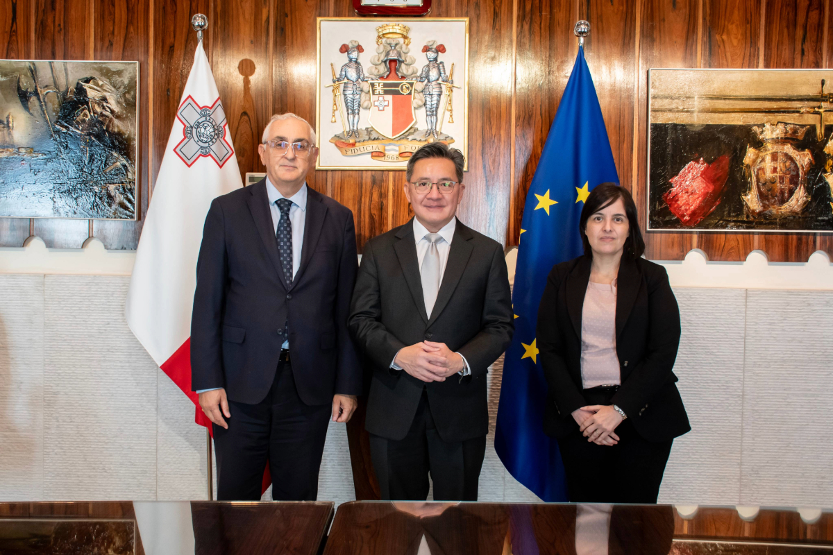 ll-Gvernatur tal-Bank Ċentrali Alexander Demarco jilqa’ lill-Ambaxxatur tat-Tajlandja ll-Gvernatur tal-Bank Ċentrali Alexander Demarco jilqa’ lill-Ambaxxatur tat-Tajlandja