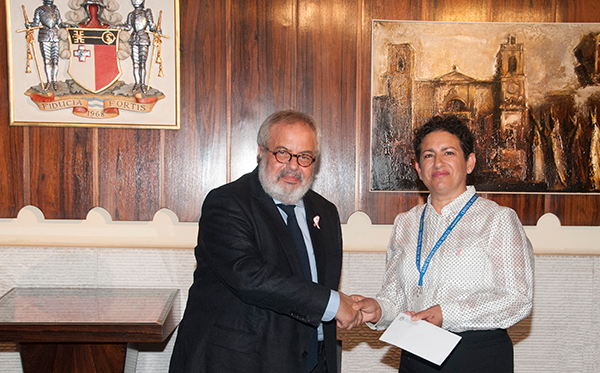 Dr Mario Vella, Gvernatur tal-Bank Ċentrali ta’ Malta jippreżenta donazzjonijiet miġbura mill-impjegati lis-Sinjura Esther Sant f’isem il-Pink October. Dr Mario Vella, Gvernatur tal-Bank Ċentrali ta’ Malta jippreżenta donazzjonijiet miġbura mill-impjegati lis-Sinjura Esther Sant f’isem il-Pink October.