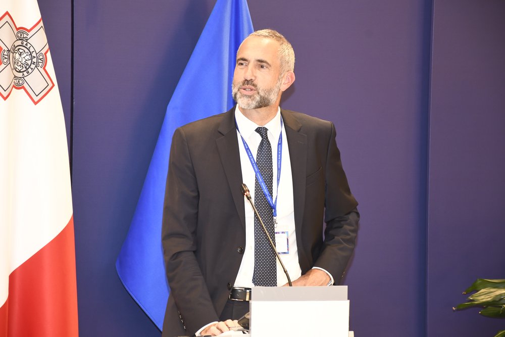 Il-Professur Frank Smets jindirizza lill-udjenza waqt is-sbatax-il konferenza dwar Dynare Il-Professur Frank Smets jindirizza lill-udjenza waqt is-sbatax-il konferenza dwar Dynare
